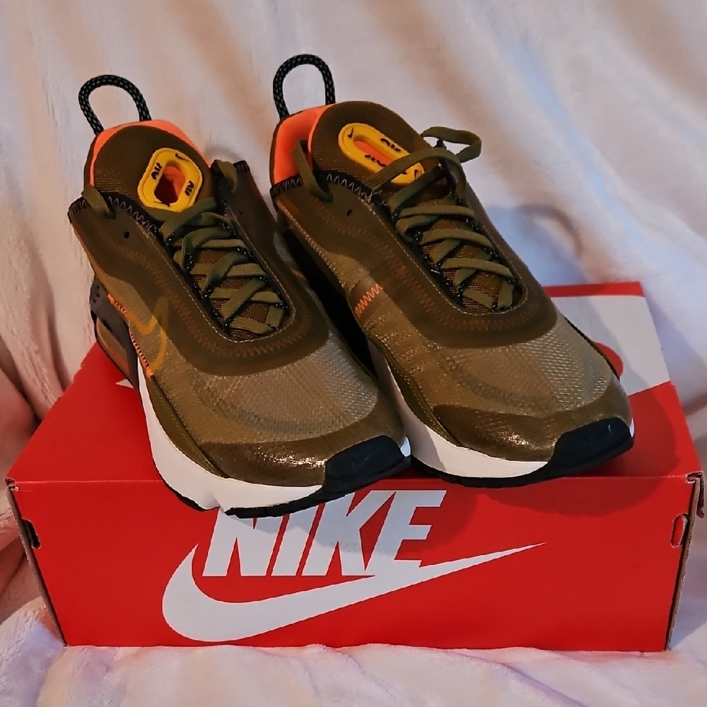 Nike Athletic Shoes in Green and Orange with Sleek Design